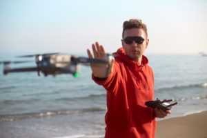 ドローンを操作する人