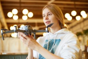 ドローンと女性